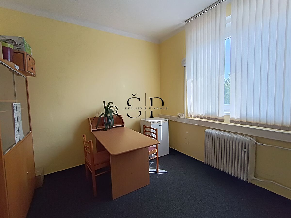 Pronájem kanceláře 600 m²