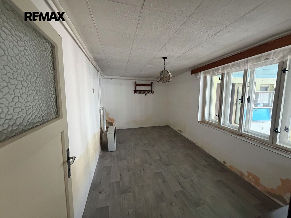 Prodej rodinného domu 218 m², pozemek 890 m² – fotografie 5