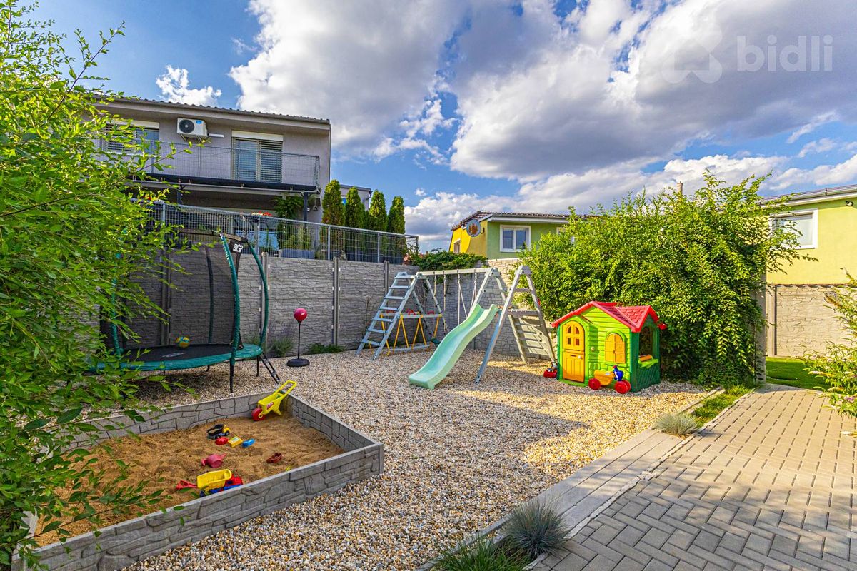 Prodej rodinného domu 299 m², pozemek 660 m² – fotografie 5