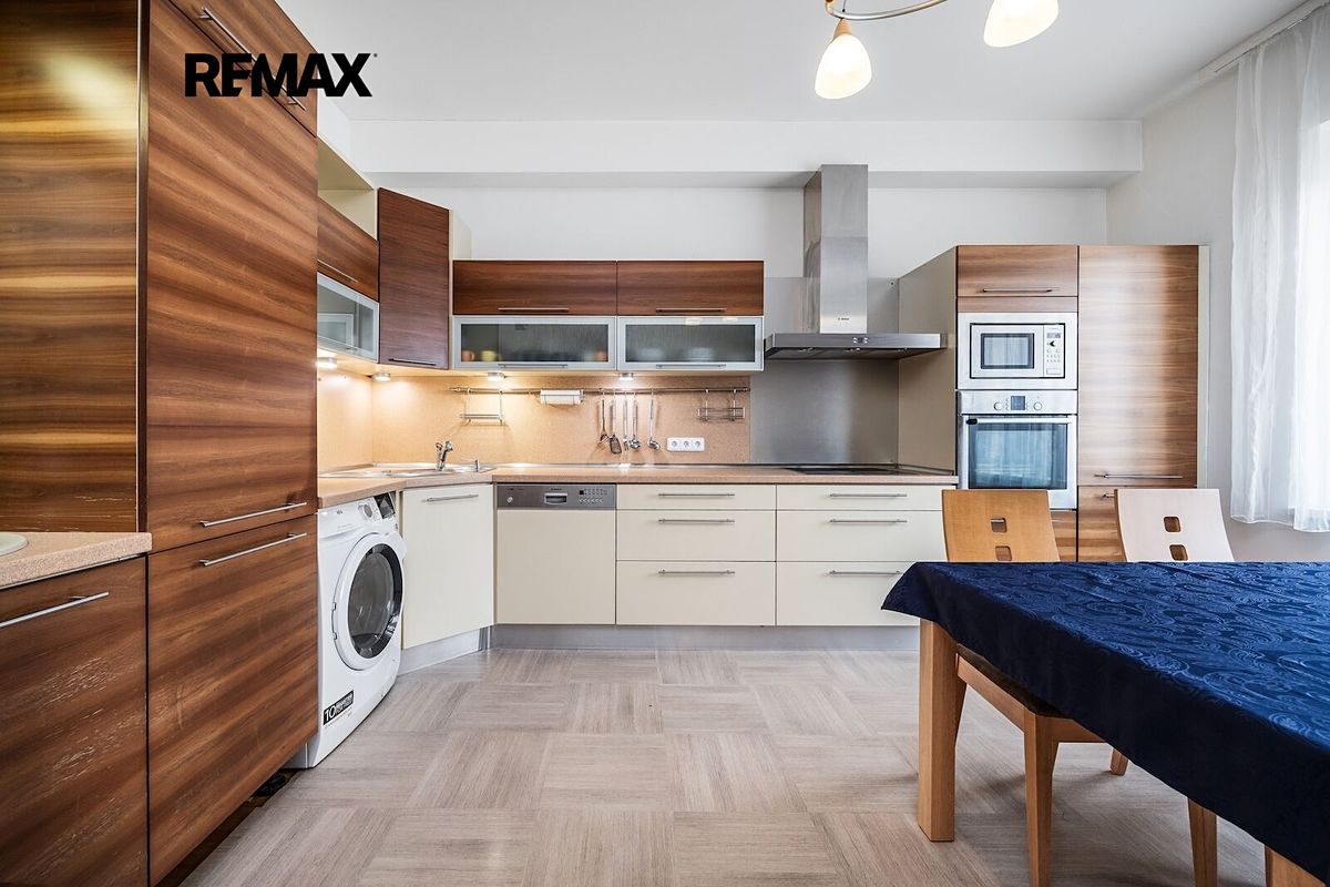 Prodej rodinného domu 216 m², pozemek 580 m² – fotografie 2