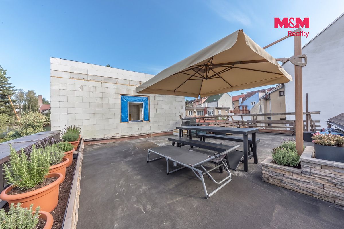 Prodej rodinného domu 223 m², pozemek 182 m² – fotografie 3