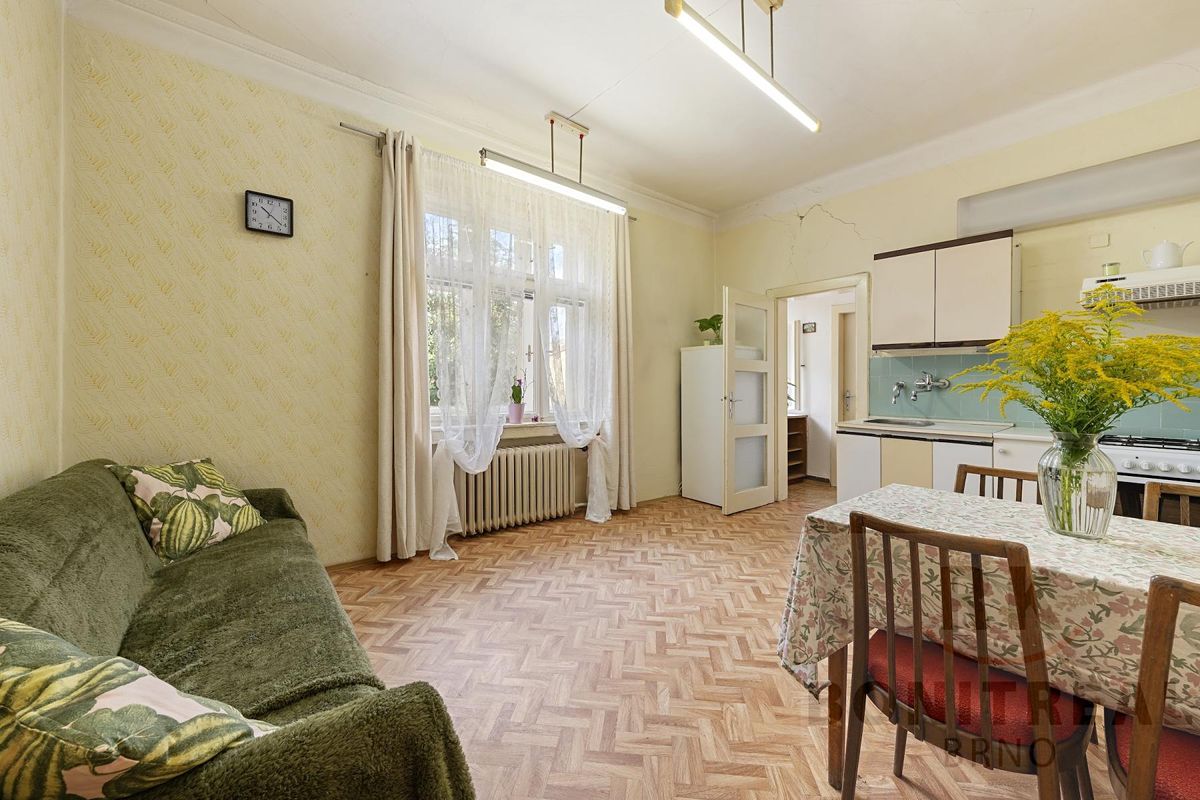Prodej rodinného domu 200 m², pozemek 749 m² – fotografie 2