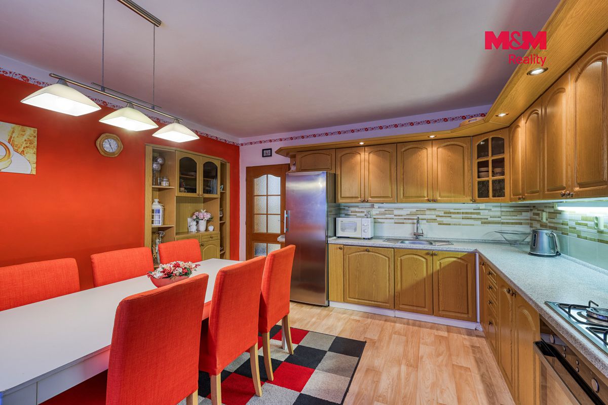 Prodej rodinného domu 239 m², pozemek 1521 m² – fotografie 3