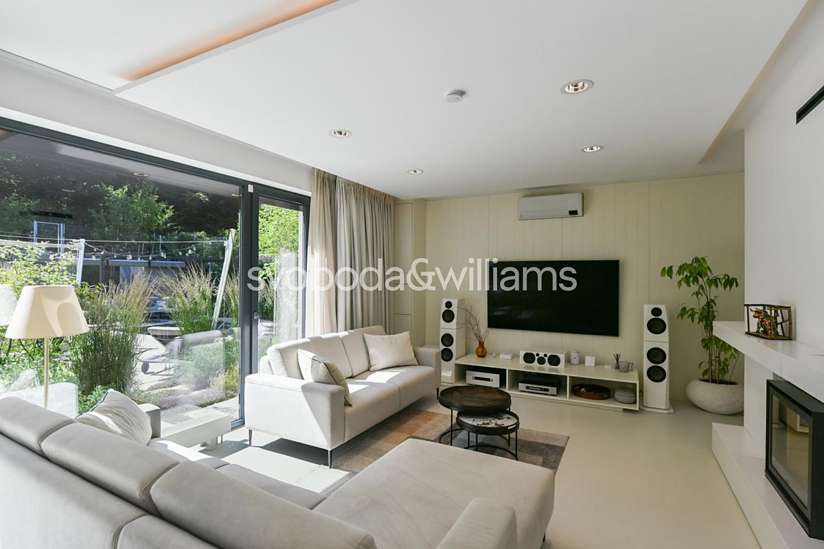Prodej rodinného domu 278 m², pozemek 741 m² – fotografie 2