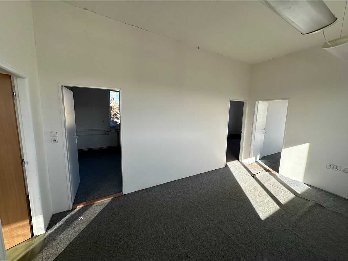 Pronájem kanceláře 69 m² – fotografie 3