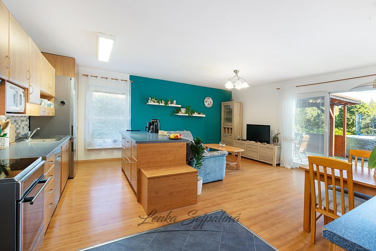 Prodej rodinného domu 146 m², pozemek 903 m² – fotografie 3