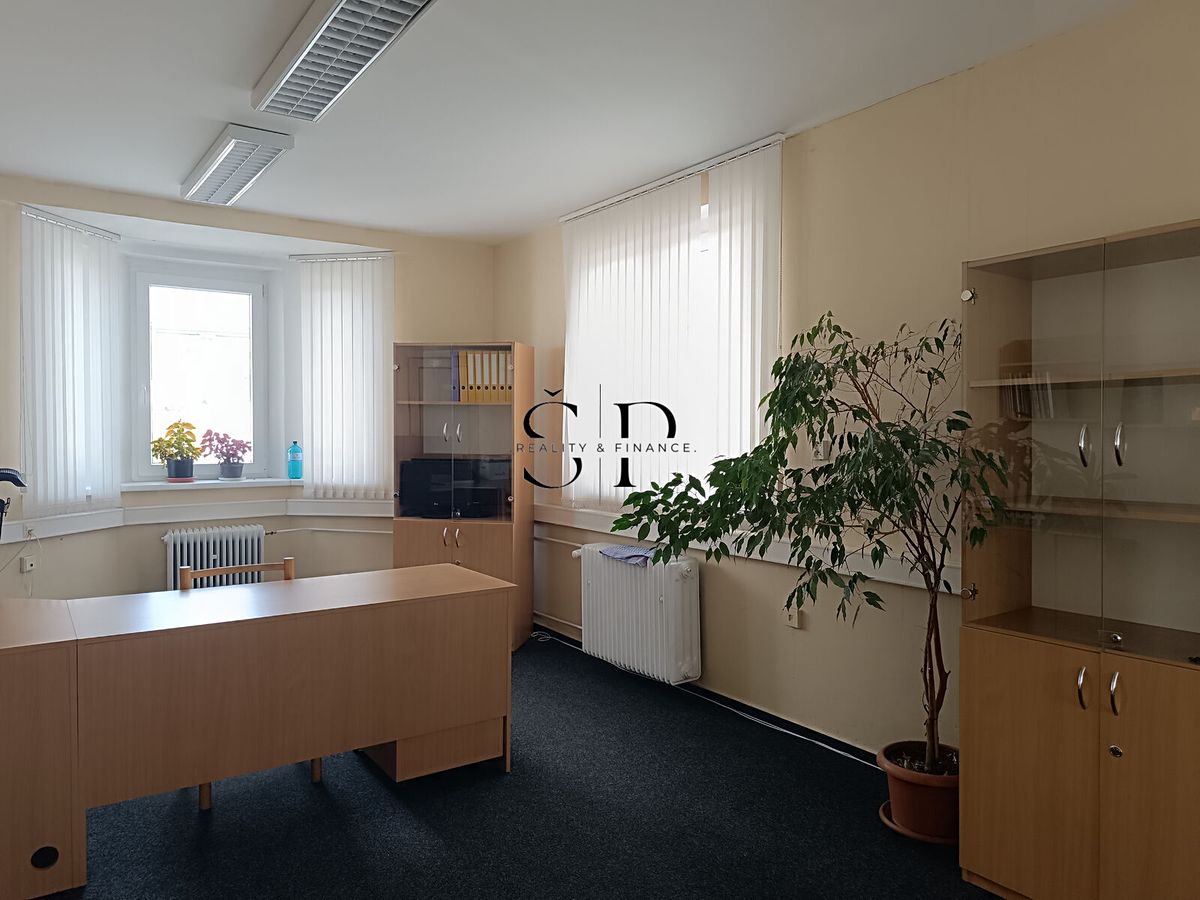 Pronájem kanceláře 600 m² – fotografie 3