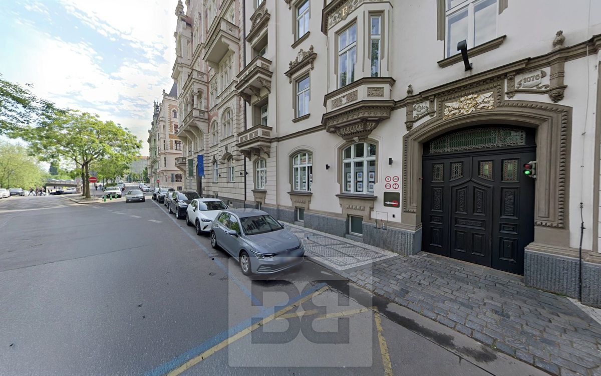 Pronájem garážového stání 15 m²