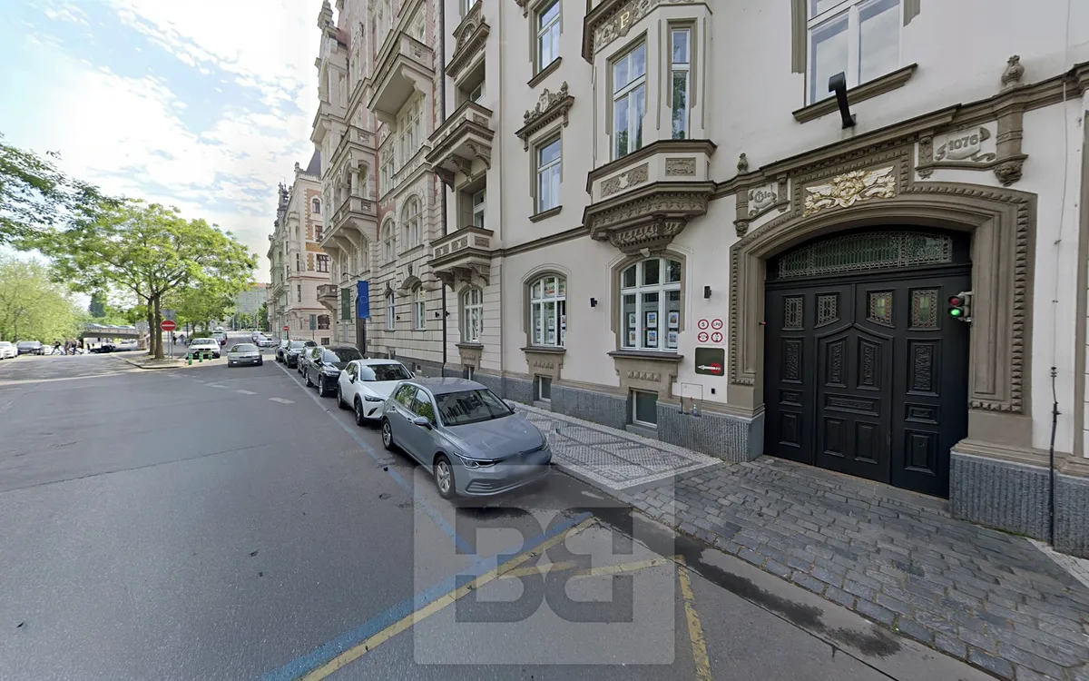 Pronájem garážového stání 15 m²