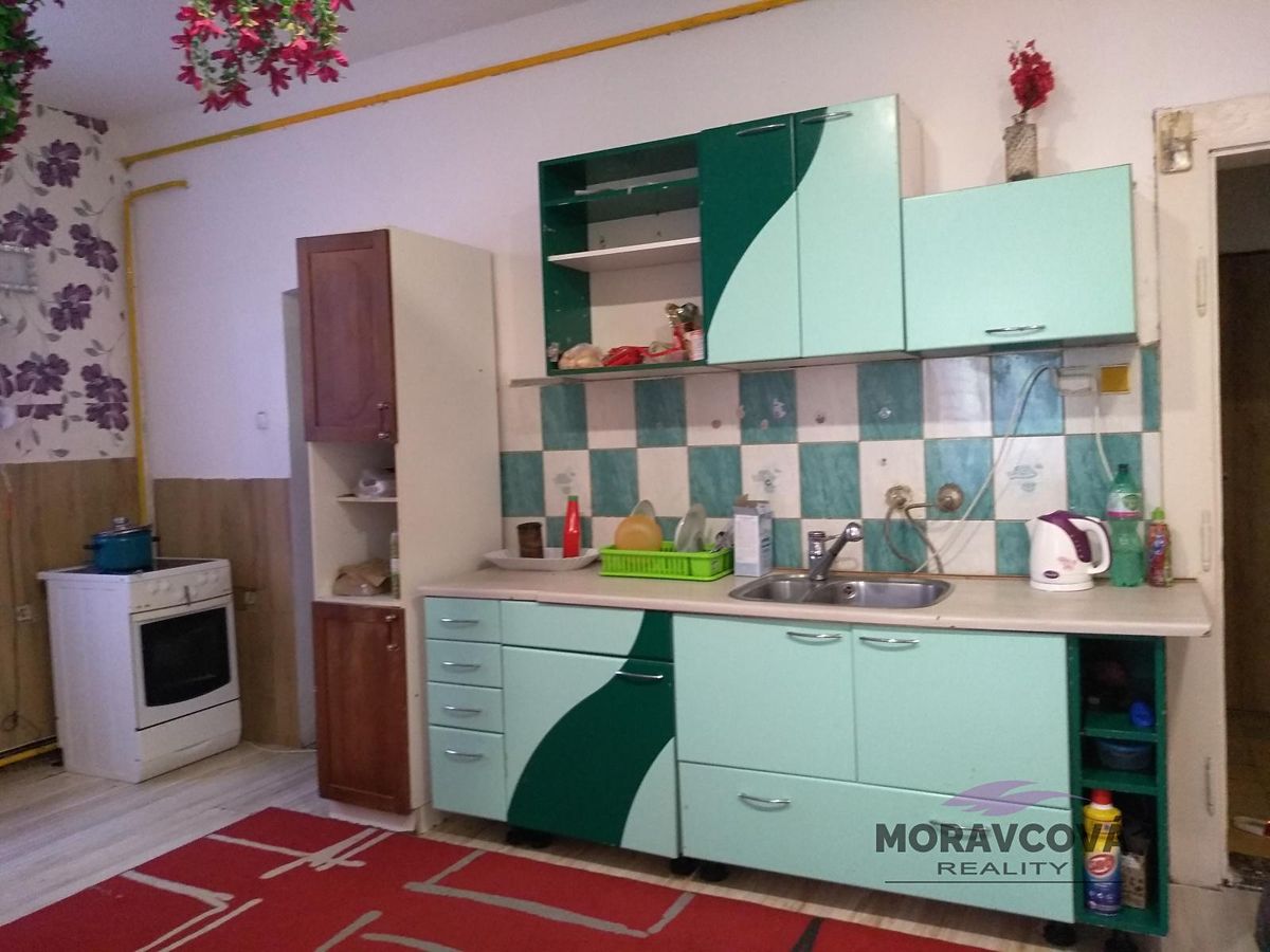 Prodej rodinného domu 350 m², pozemek 676 m² – fotografie 2