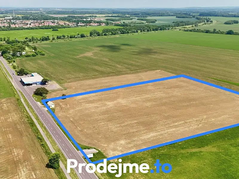 Prodej komerčního pozemku 35000 m², Hevlín – náhled fotky 1