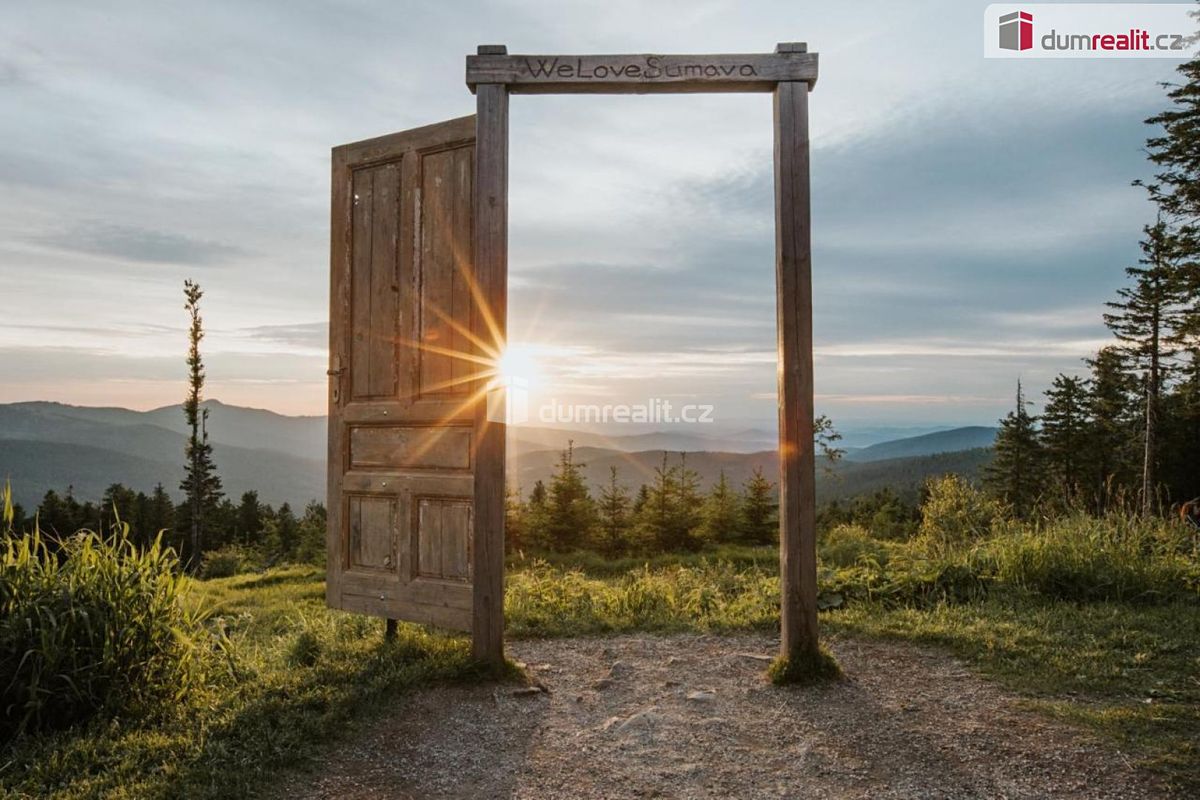 Prodej rodinného domu 300 m², pozemek 1292 m² – fotografie 3