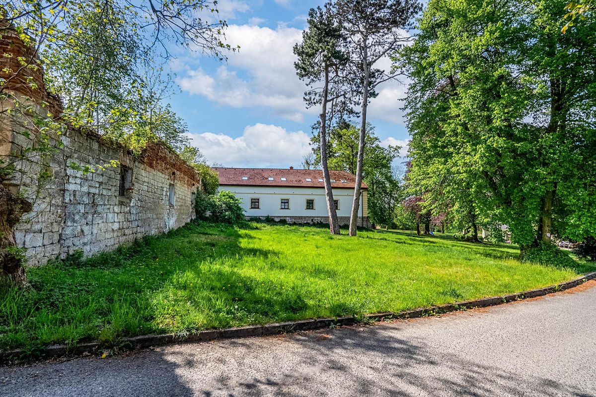 Prodej komerční nemovitosti 3000 m², Velké Všelisy – fotka 1 z 3