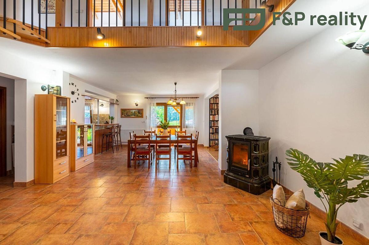 Prodej rodinného domu 320 m², pozemek 1691 m² – fotografie 4
