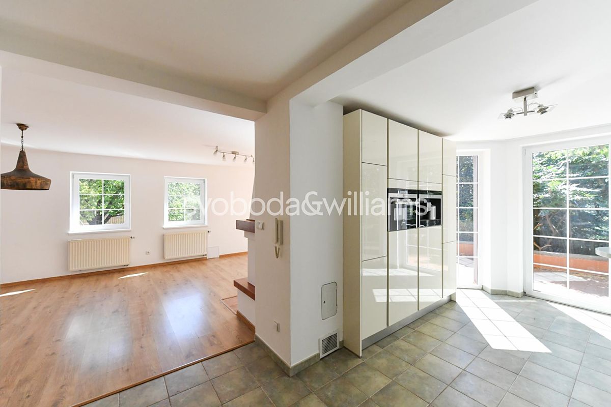 Prodej rodinného domu 222 m², pozemek 642 m² – fotografie 2