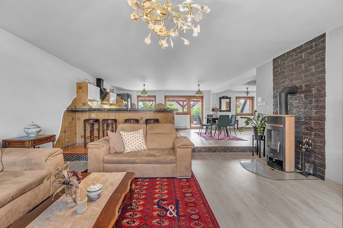 Prodej rodinného domu 245 m², pozemek 973 m² – fotografie 2
