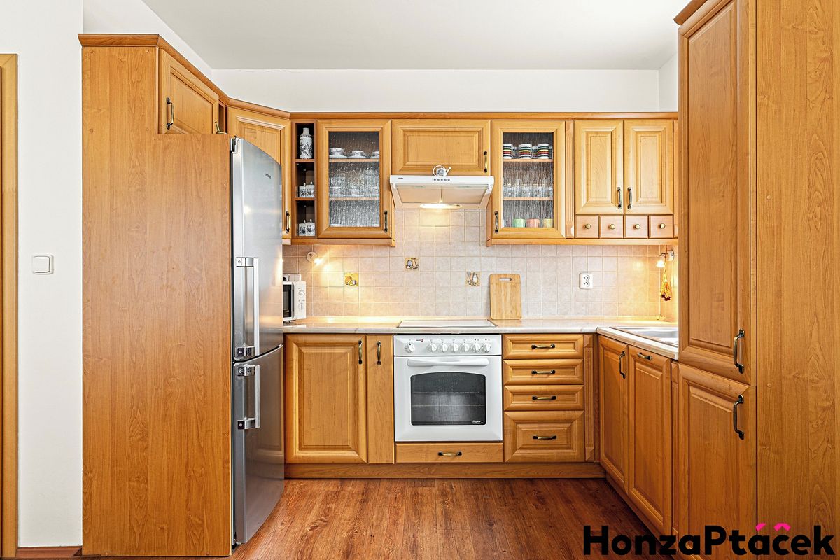 Prodej rodinného domu 187 m², pozemek 422 m² – fotografie 2