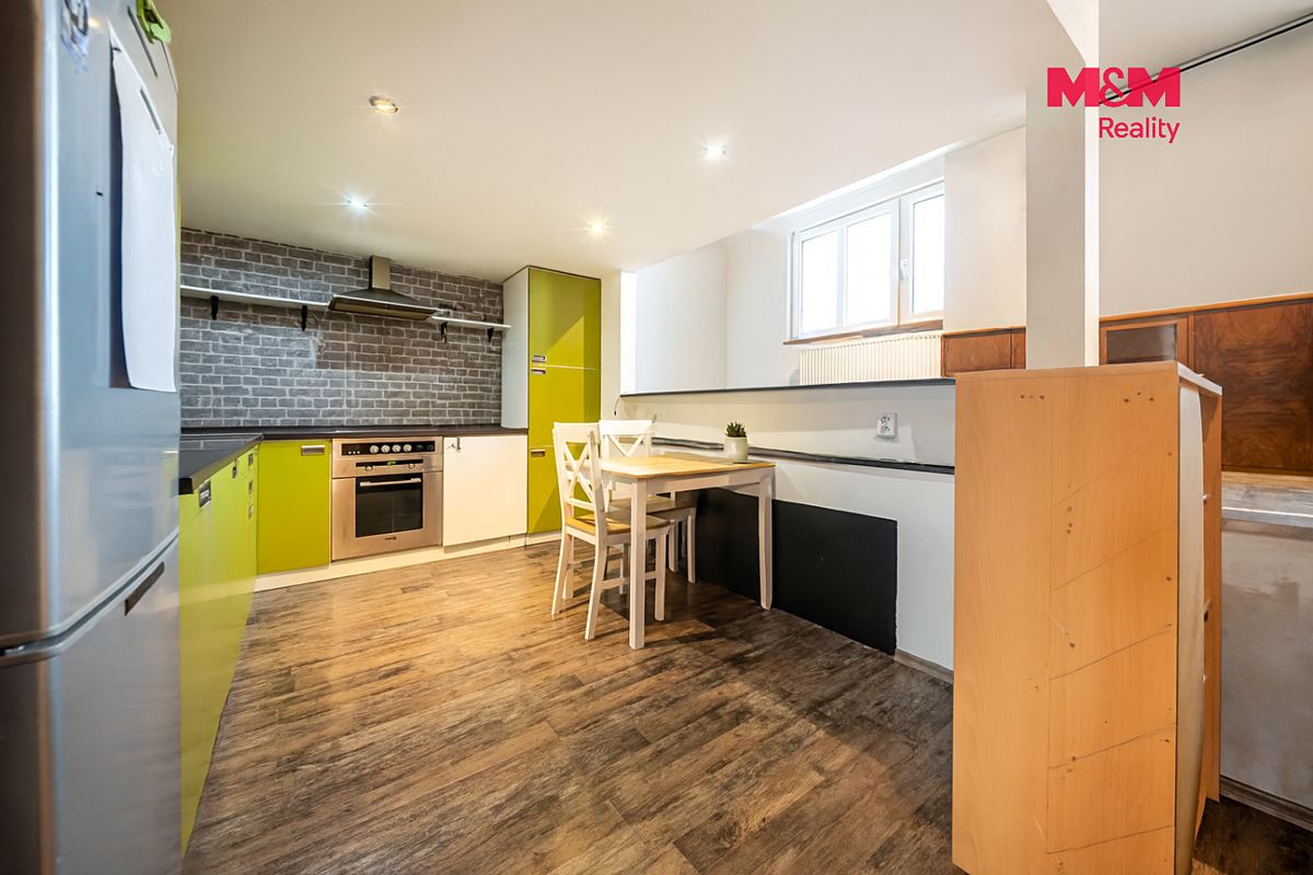 Prodej rodinného domu 203 m², pozemek 654 m² – fotografie 2