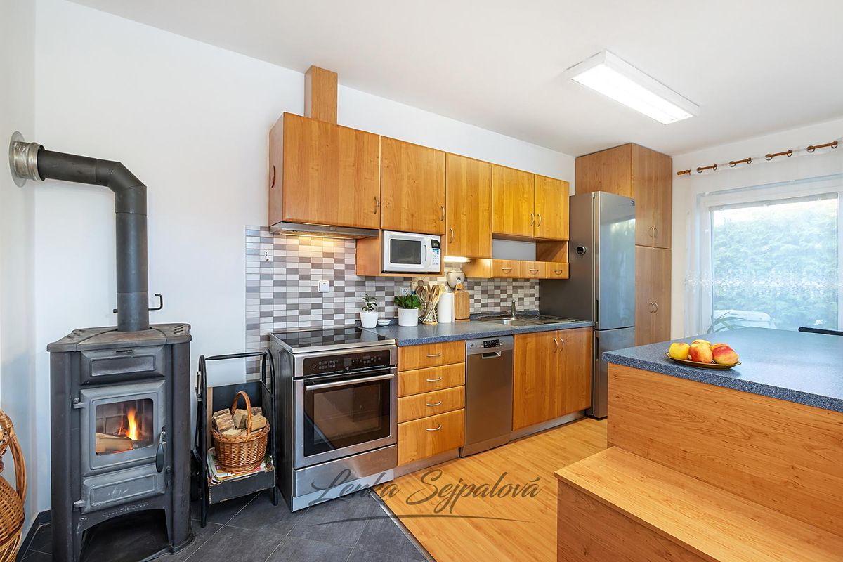 Prodej rodinného domu 146 m², pozemek 903 m² – fotografie 2