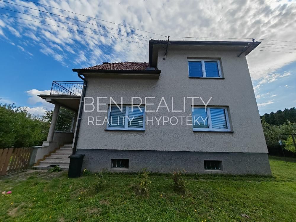 Prodej rodinného domu 240 m², pozemek 966 m² – fotografie 2