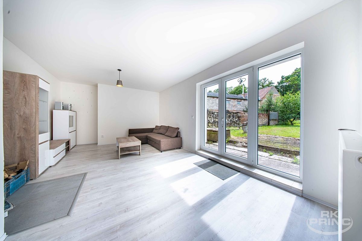 Prodej rodinného domu 300 m², pozemek 581 m² – fotografie 2