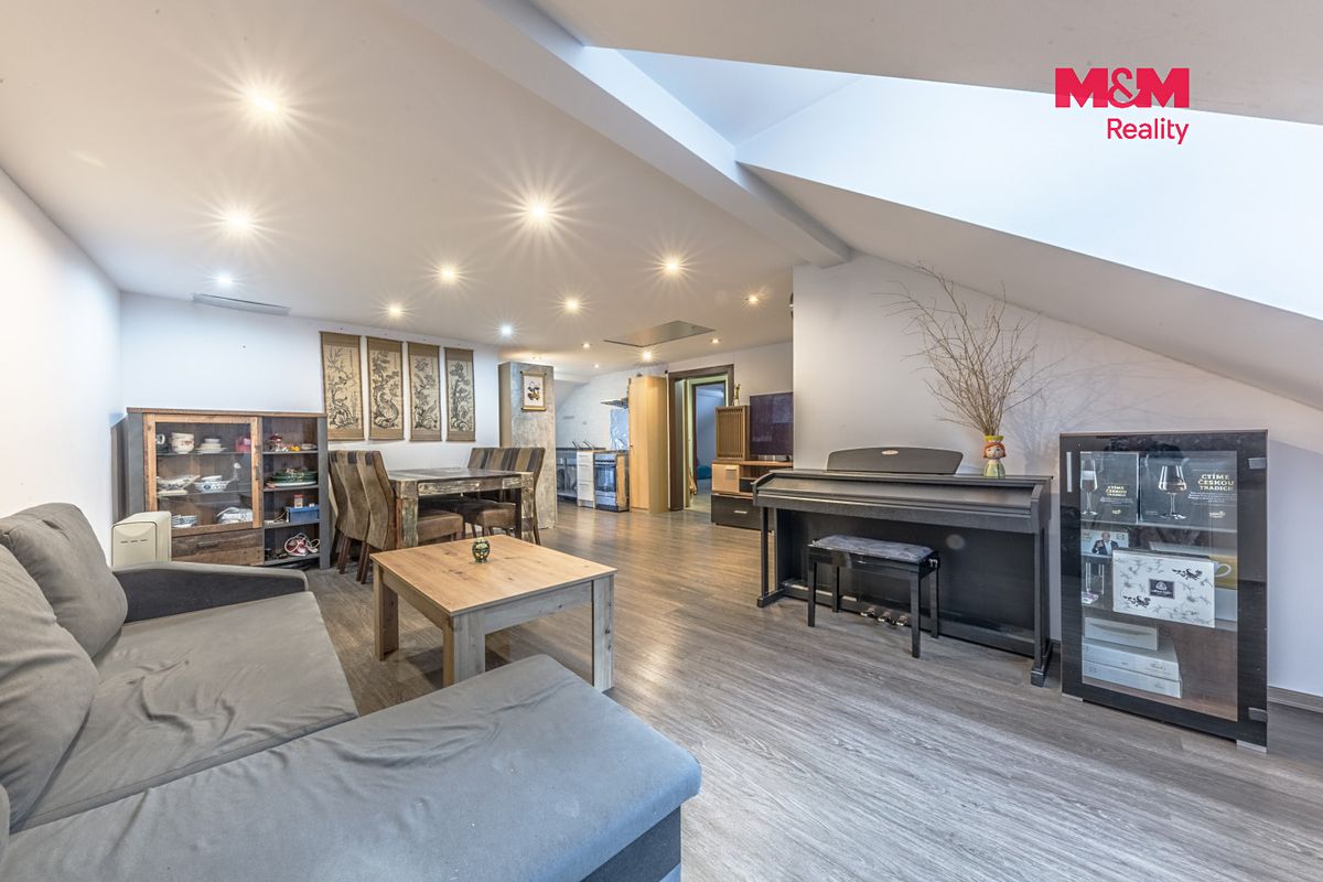 Prodej rodinného domu 223 m², pozemek 182 m² – fotografie 4