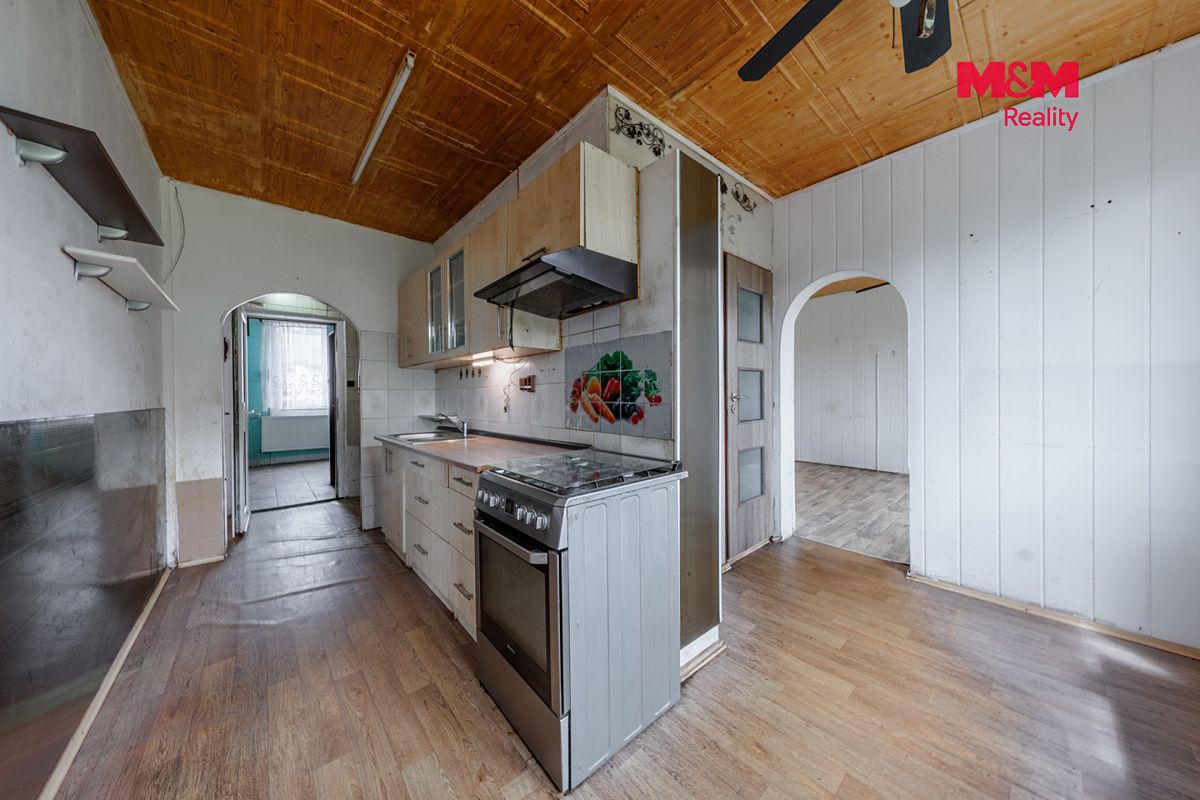 Prodej rodinného domu 180 m², pozemek 1418 m² – fotografie 2