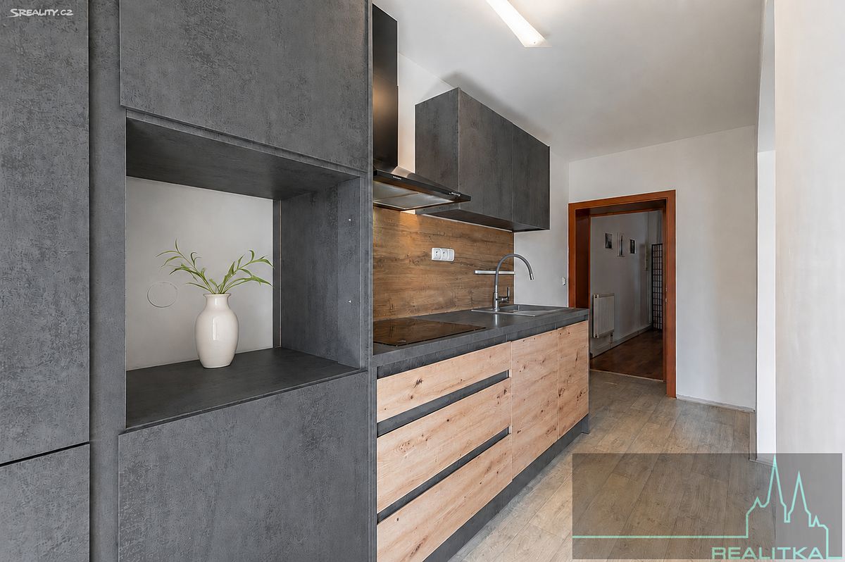 Prodej rodinného domu 300 m², pozemek 151 m² – fotografie 2
