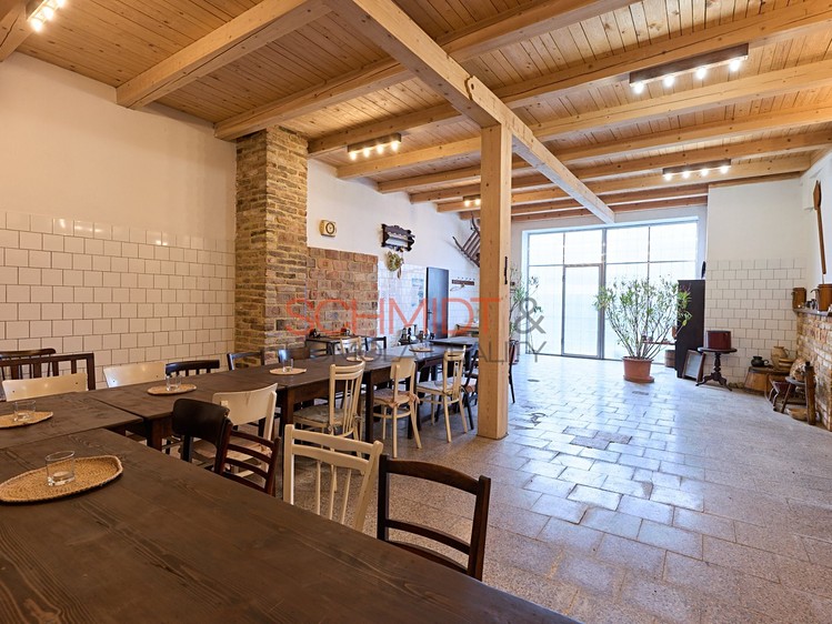 Prodej komerčního prostoru, 1 612 m² (3 z 31)