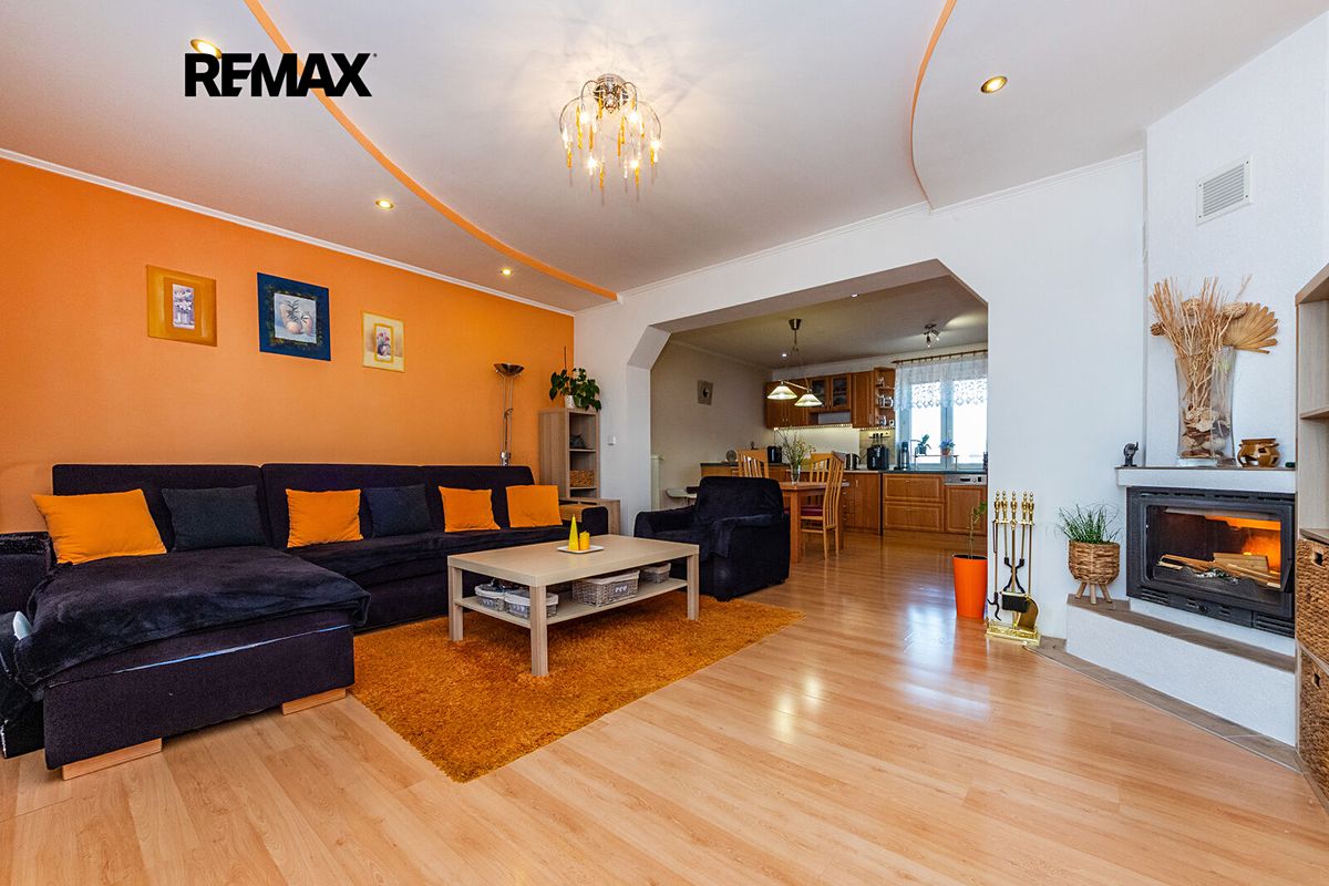 Prodej rodinného domu 309 m², pozemek 854 m² – fotografie 2