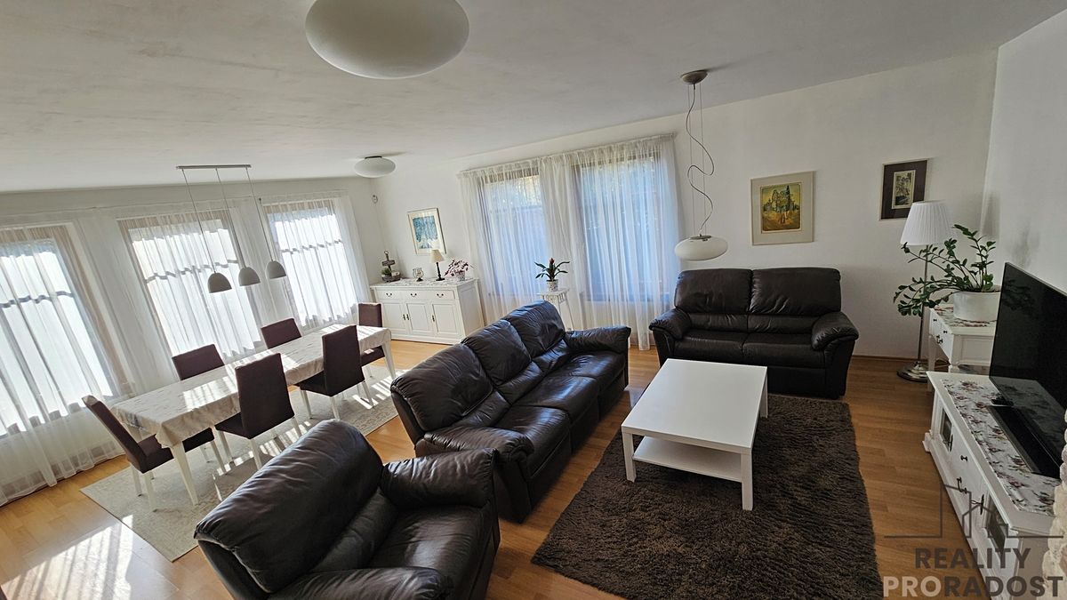 Prodej rodinného domu 369 m², pozemek 1010 m² – fotografie 5
