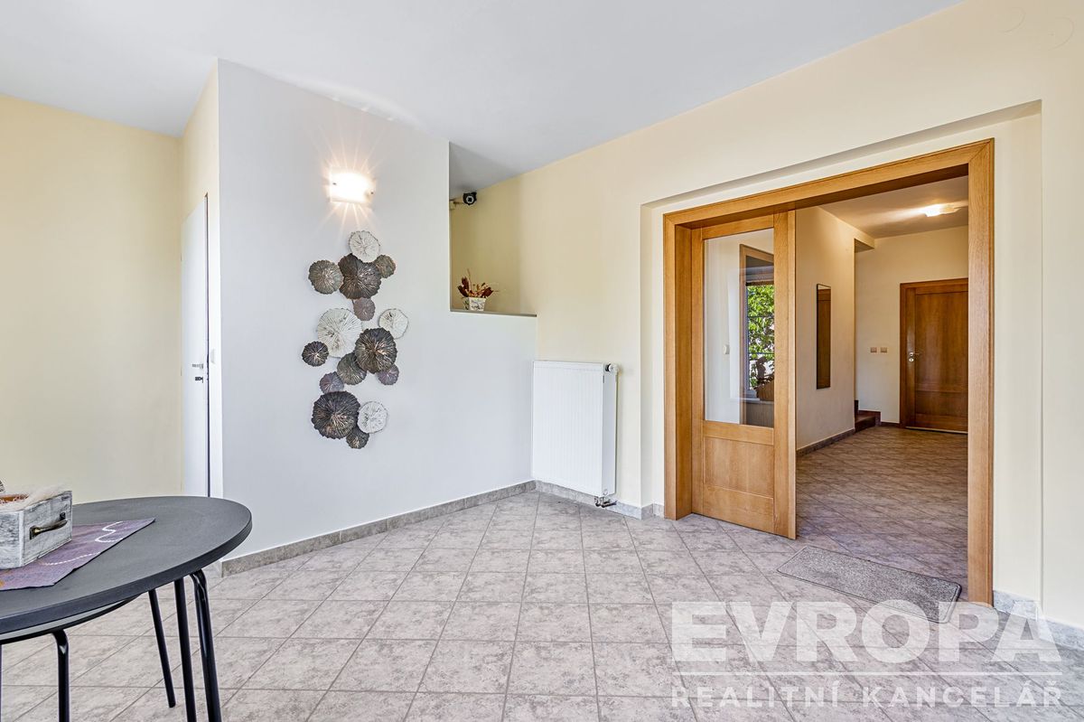 Prodej rodinného domu 375 m², pozemek 772 m² – fotografie 3