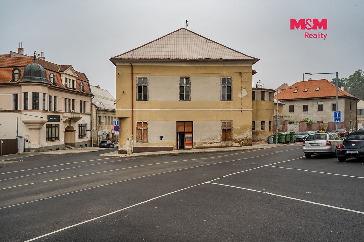 Prodej rodinného domu 1200 m², pozemek 892 m² – fotografie 3