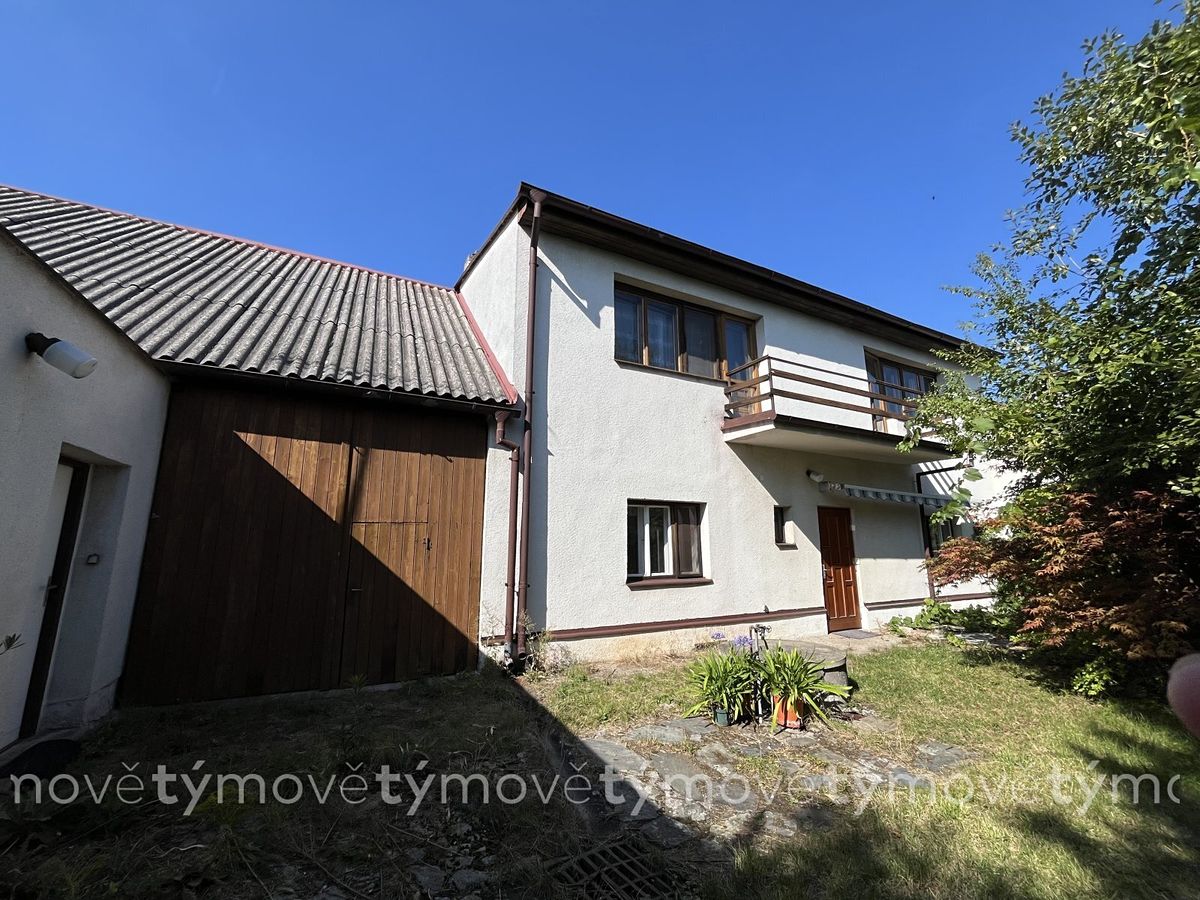 Prodej rodinného domu 250 m², pozemek 690 m² – fotografie 2