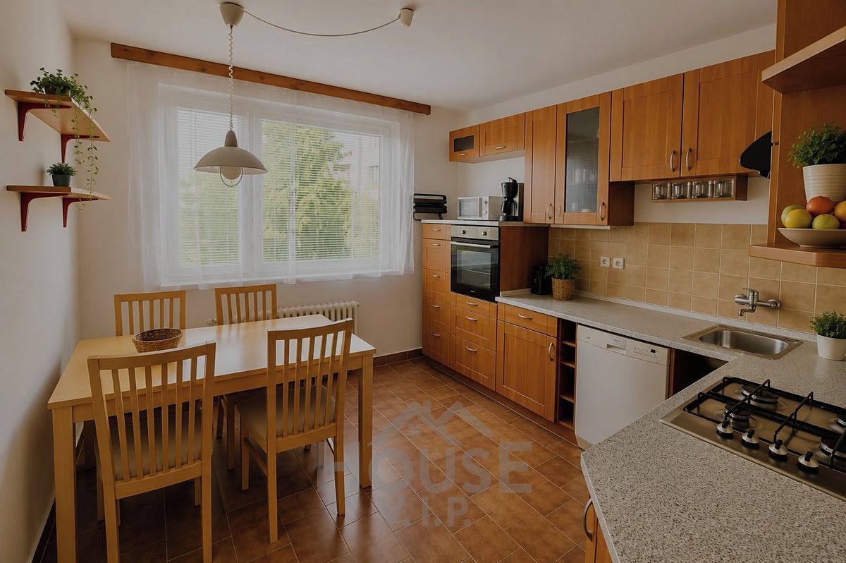 Prodej rodinného domu 280 m², pozemek 284 m² – fotografie 4