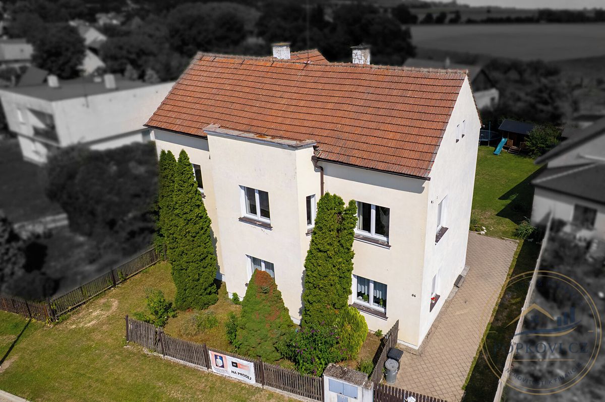 Prodej rodinného domu 256 m², pozemek 684 m² – fotografie 2