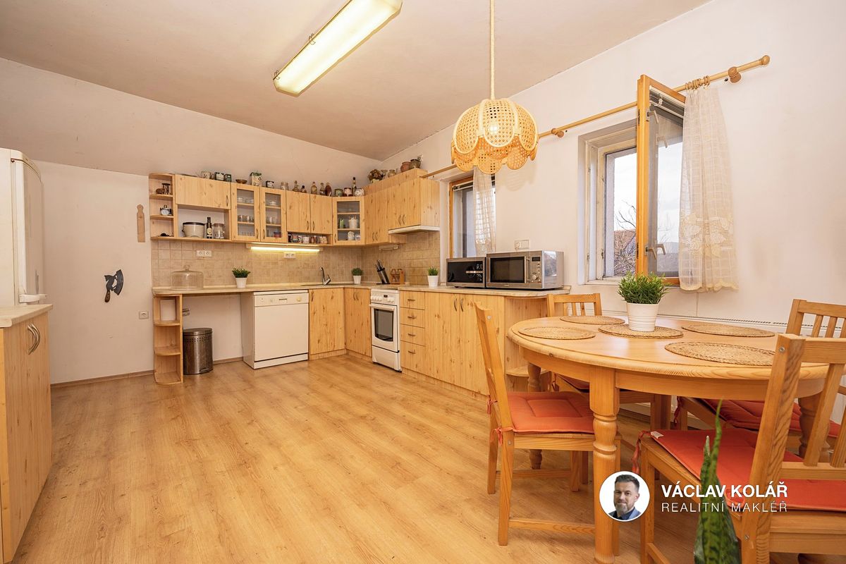 Prodej rodinného domu 196 m², pozemek 805 m² – fotografie 3
