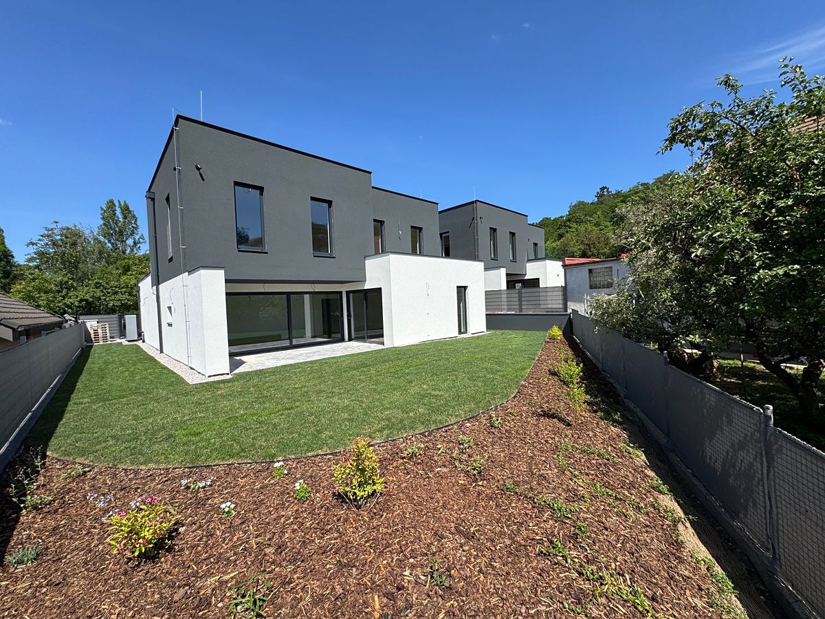 Prodej rodinného domu 244 m², pozemek 477 m² – fotografie 2