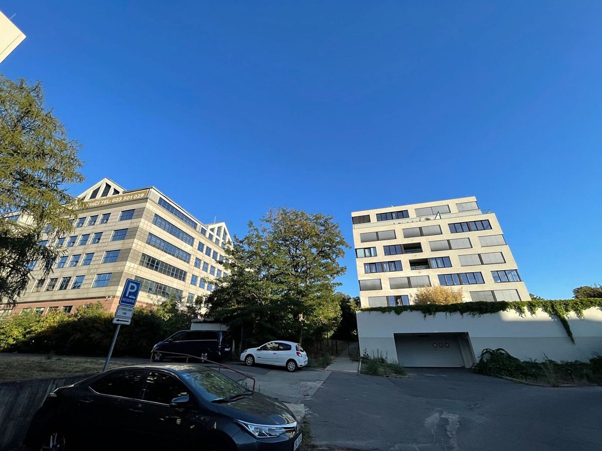 Pronájem garážového stání 14 m²