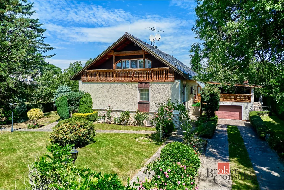 Pronájem rodinného domu 388 m², pozemek 2802 m²