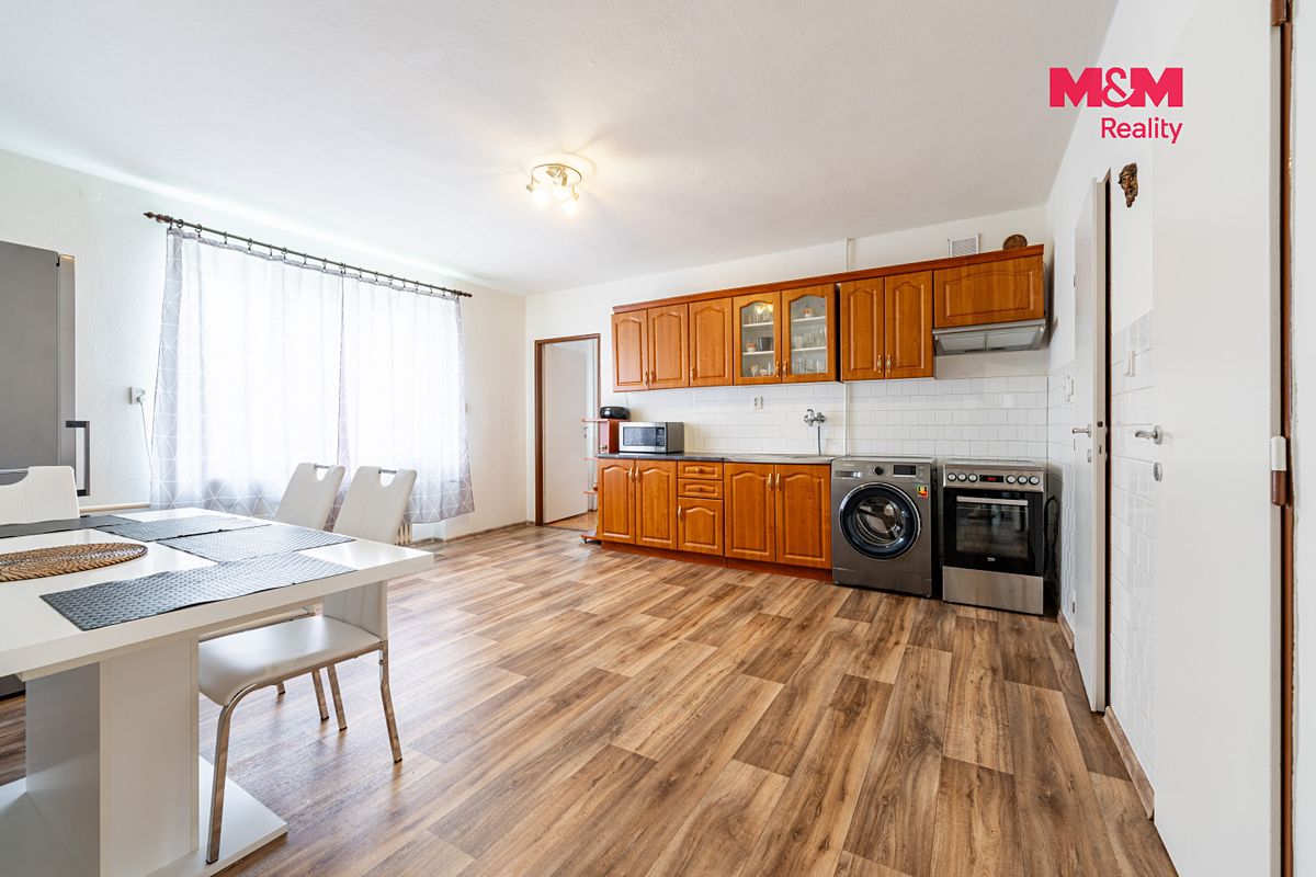 Prodej rodinného domu 250 m², pozemek 590 m² – fotografie 4