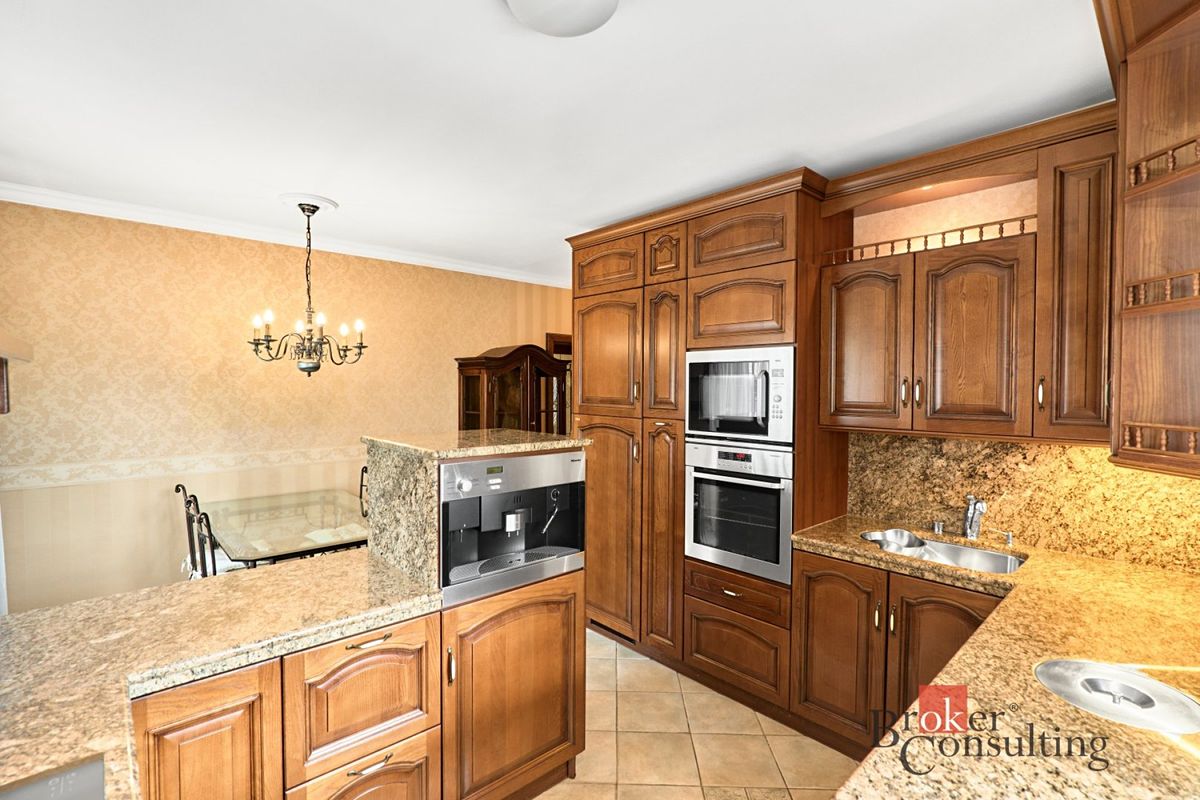 Pronájem rodinného domu 388 m², pozemek 2802 m² – fotografie 3