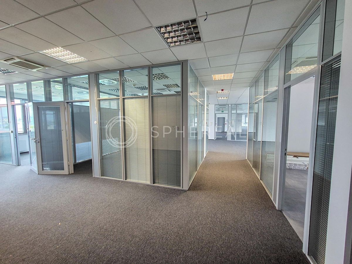 Pronájem kanceláře 1300 m² – fotografie 2