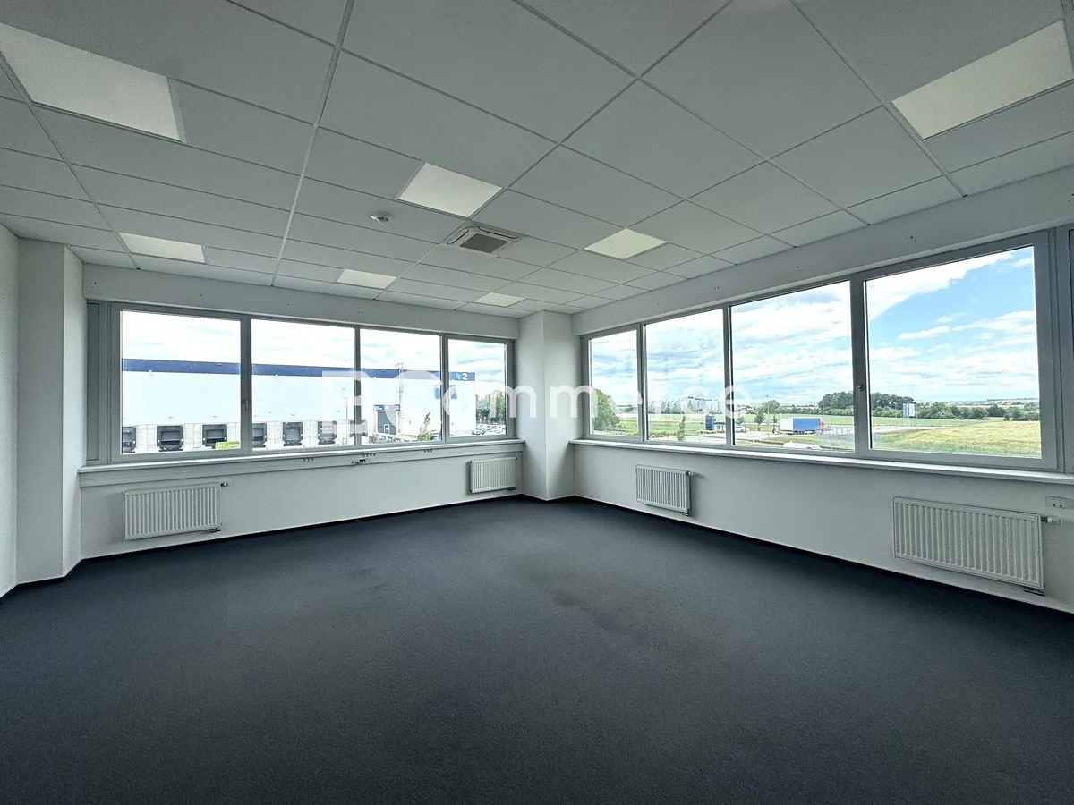 Pronájem kanceláře 300 m²