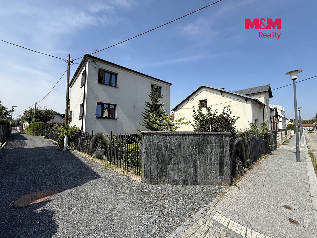 Prodej rodinného domu 234 m², pozemek 641 m² – fotografie 2