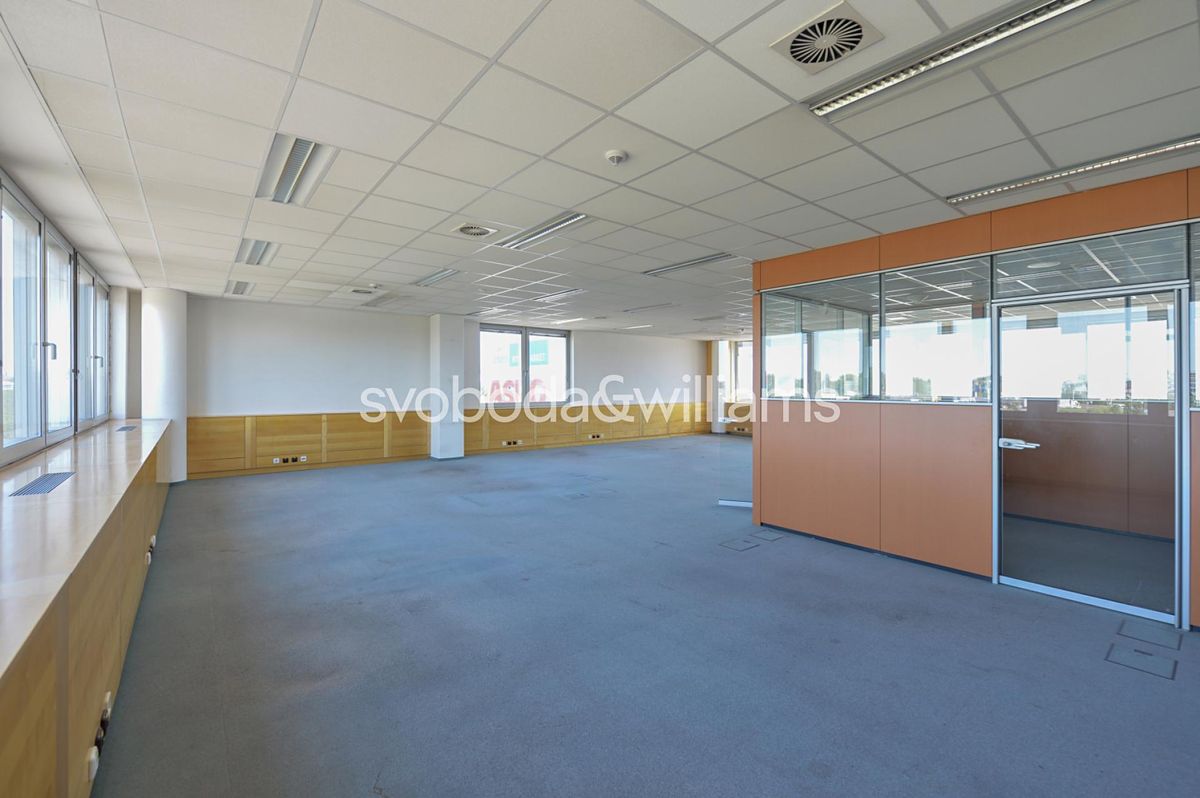 Pronájem kanceláře 674 m² – fotografie 5