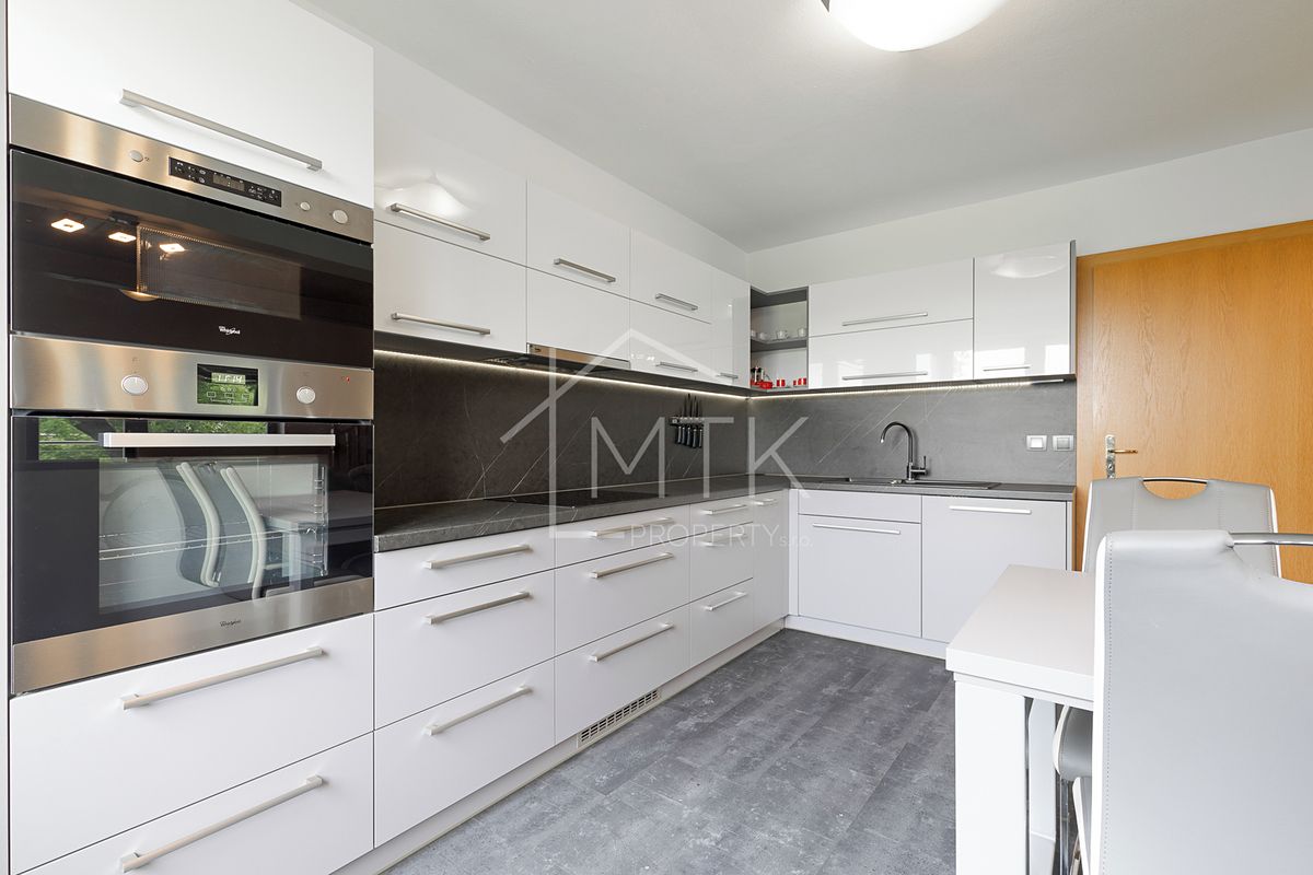 Prodej rodinného domu 218 m², pozemek 951 m² – fotografie 4