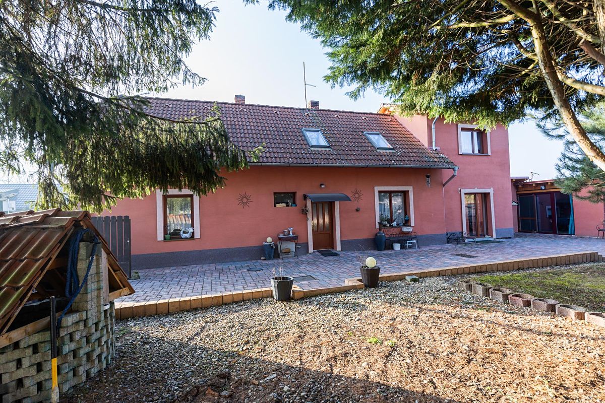 Prodej rodinného domu 211 m², pozemek 318 m² – fotografie 2