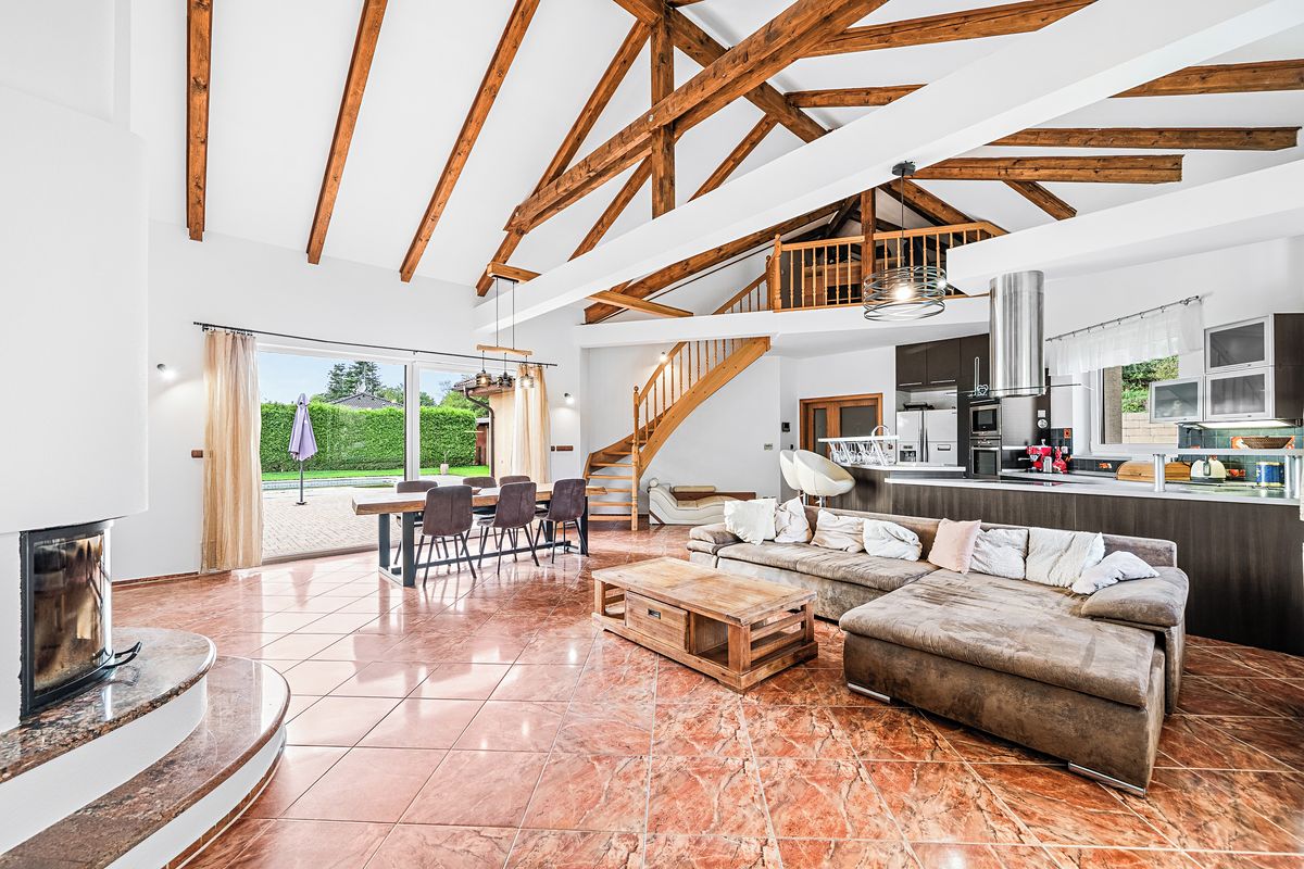 Prodej rodinného domu 750 m², pozemek 3000 m²