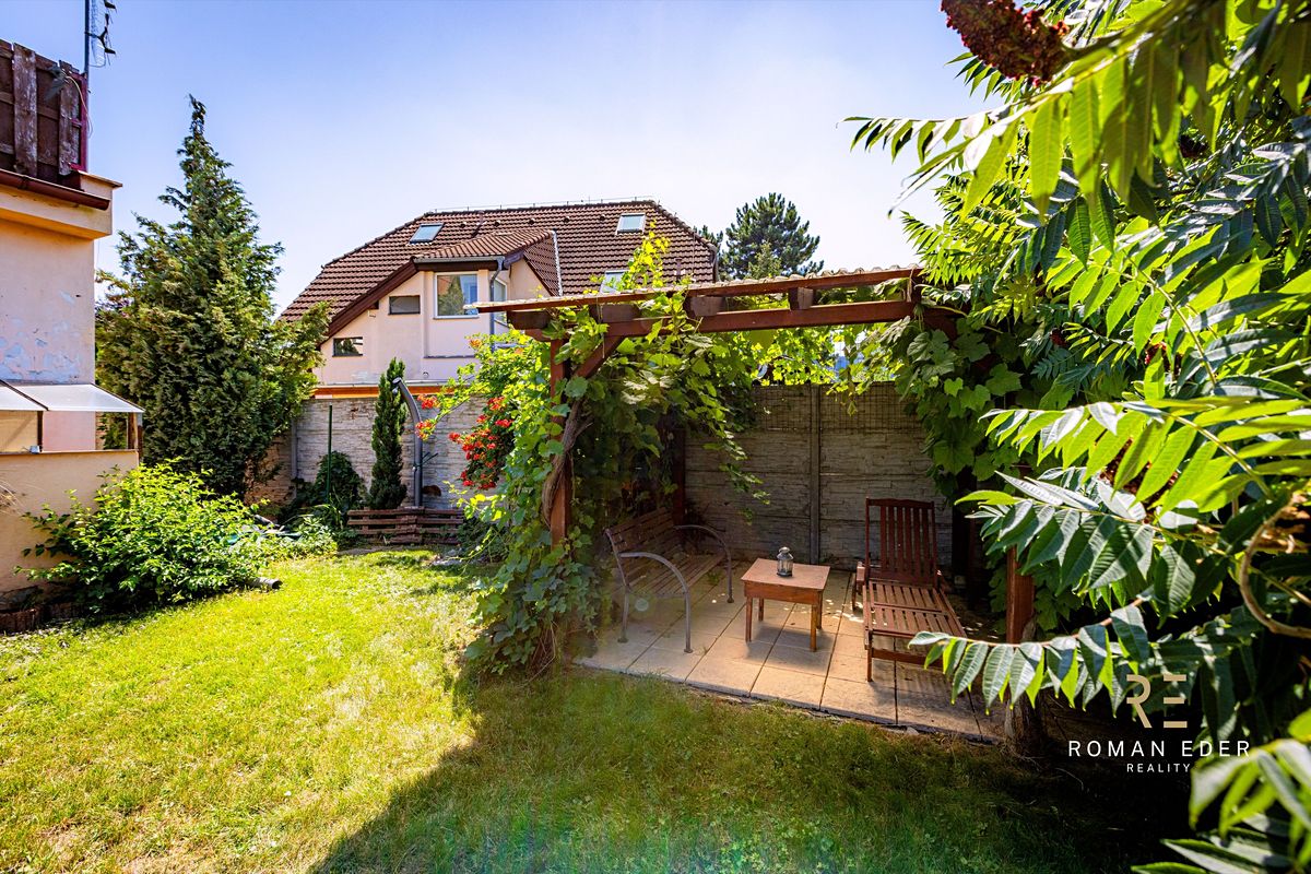 Prodej rodinného domu 306 m², pozemek 742 m² – fotografie 2
